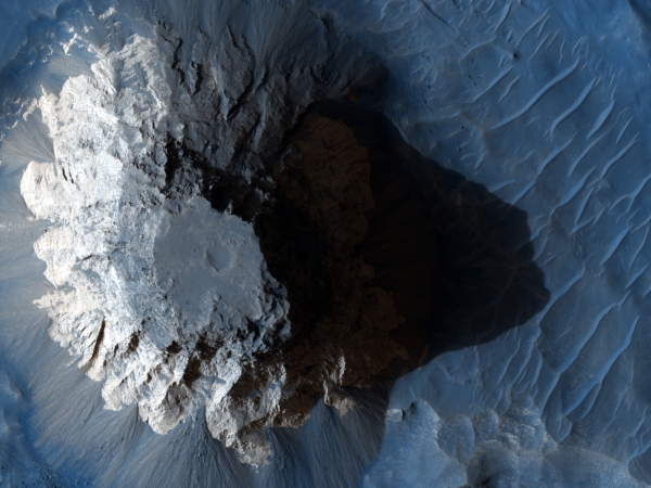 Mountain_Top_Created_in_Crater_MRO